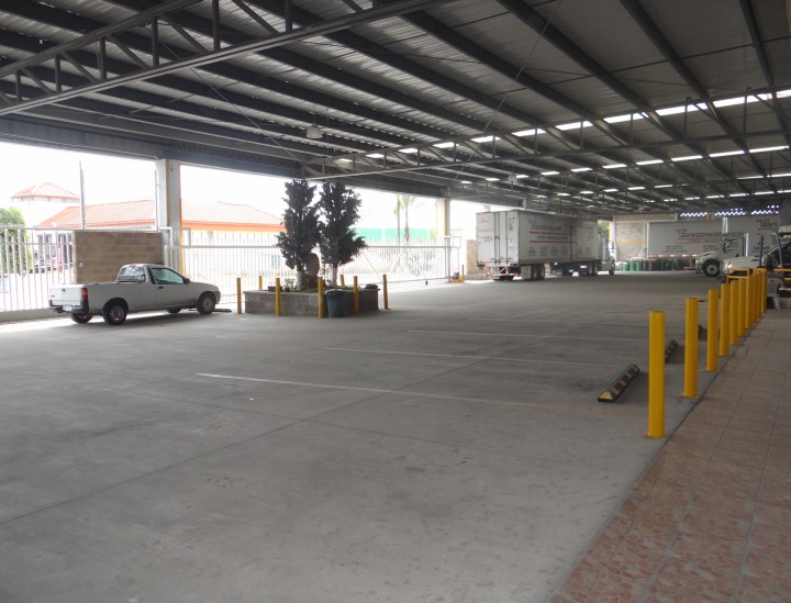 Amplio estacionamiento